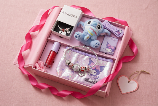 Caja de regalo kawaii de Shily Pink Store sobre fondo rosa con lazos decorativos.