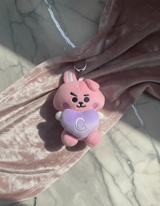 Llavero de peluche de conejito rosa con corazón lila y gancho metálico