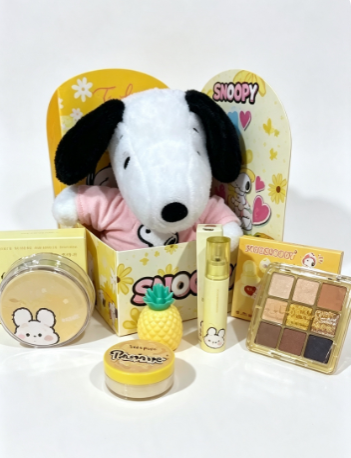 Set Snoopy Flores Amarillas con peluche, maquillaje, bálsamo y paleta